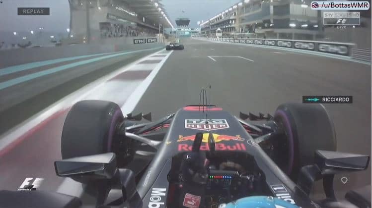 Ricciardo geeft Grosjean de vinger