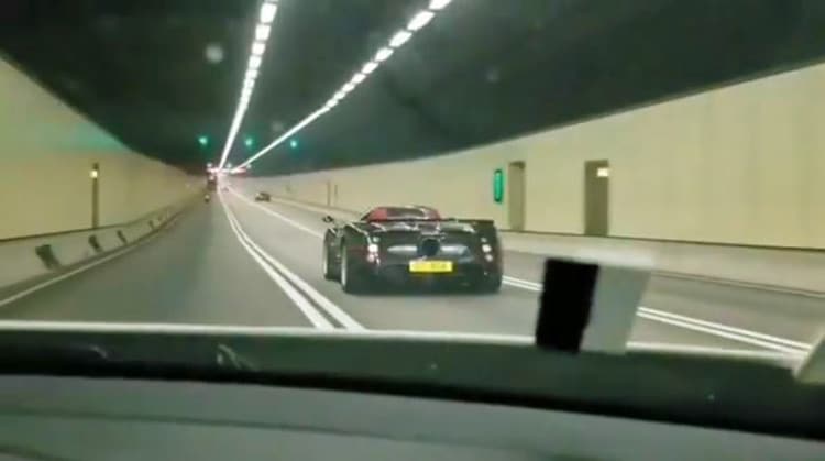 Pagani-Zonda-F-Roadster-in-Tunnel