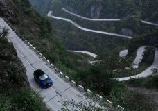 Range-Rover-Sport-SVR-Tianmen-Road