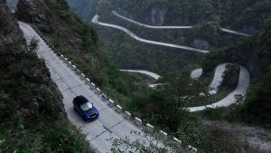 Range Rover SVR is sneller dan Ferrari 458 op de Tianmen Road
