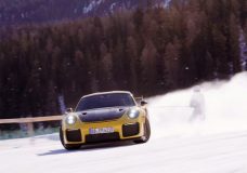 Skiën-achter-een-driftende-Porsche-911-GT2-RS2