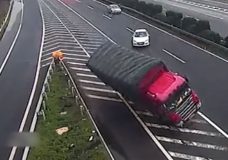 Idioot stopt midden op snelweg