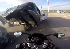 Motorrijder ziet de onderkant van een SUV