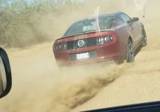 Ford Mustang vuurt stenen af op pickup truck