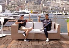 Max en Daniel op een bank in Monaco