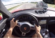 Porsche 911 Turbo S vliegt met 340 kmh over Autobahn