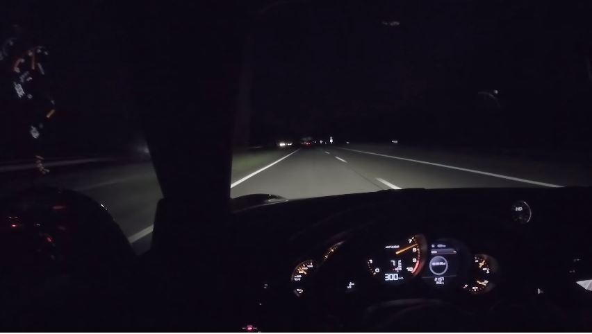 Porsche 991.2 GT3 RS naar 300 kmh op nachtelijke Autobahn