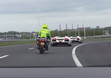 Politieagent volgt twee Lamborghini's