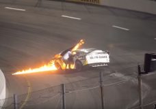 Vader trekt zoon uit brandende raceauto
