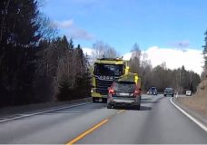 Volvo rijdt frontaal tegen vrachtwagen