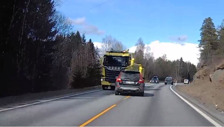Volvo rijdt frontaal tegen vrachtwagen