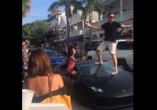 Man staat op Lamborghini