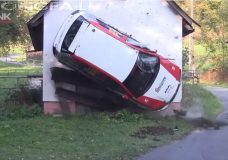 Rallyauto's crashen tegen gebouwen
