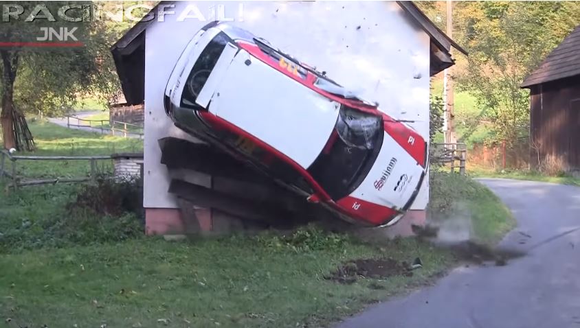 Rallyauto's crashen tegen gebouwen