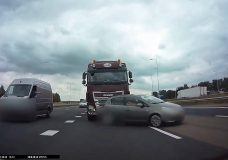 Vrachtwagen-tikt-Opel-aan-de-kant-op-A4