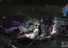Ford Mustang breekt doormidden na crash