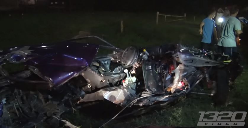 Ford Mustang breekt doormidden na crash