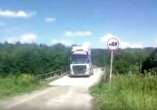 Vrachtwagen-zakt-door-brug