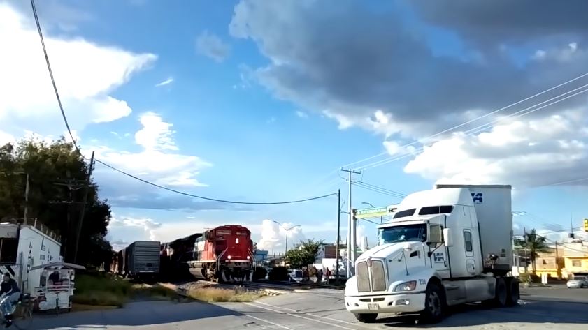 Vrachtwagenchauffeur ziet en hoort trein niet aankomen