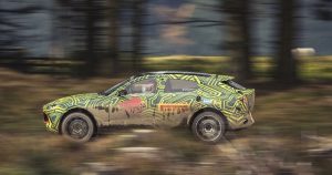 Aston Martin’s DBX SUV in actie op rally stage