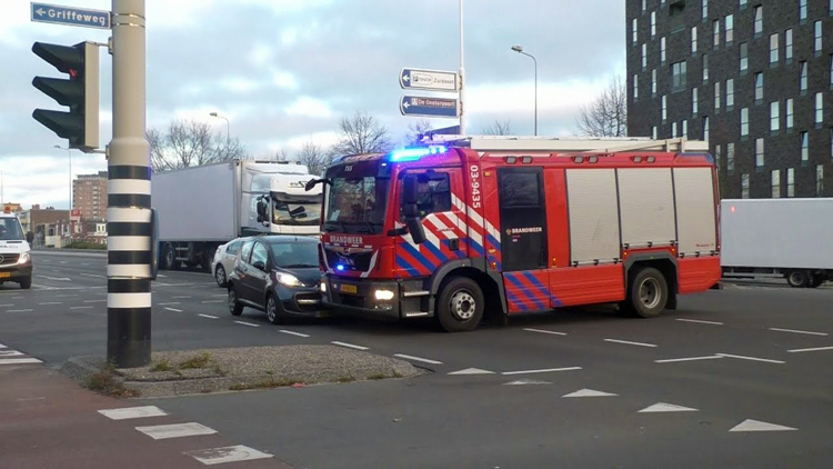 Brandweerauto-door-twee-automobilisten-aangereden-in-Grunn