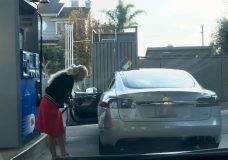 Dame probeert te tanken met een Tesla Model S