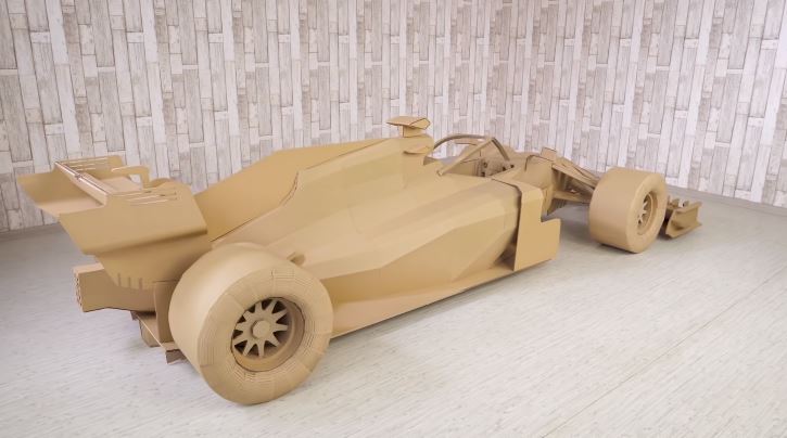 Man bouwt Formule 1-auto van karton