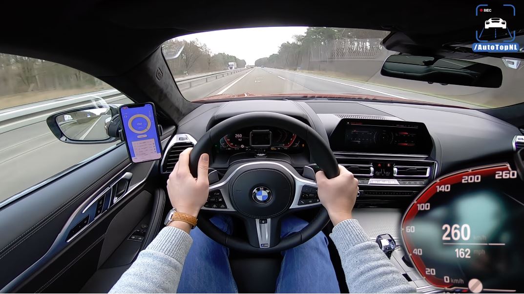 BMW M850i naar topsnelheid van 260 kmh