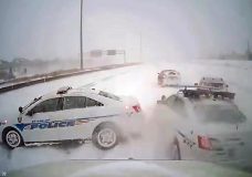 Politieauto's en bergwagen maken ongeval nog erger