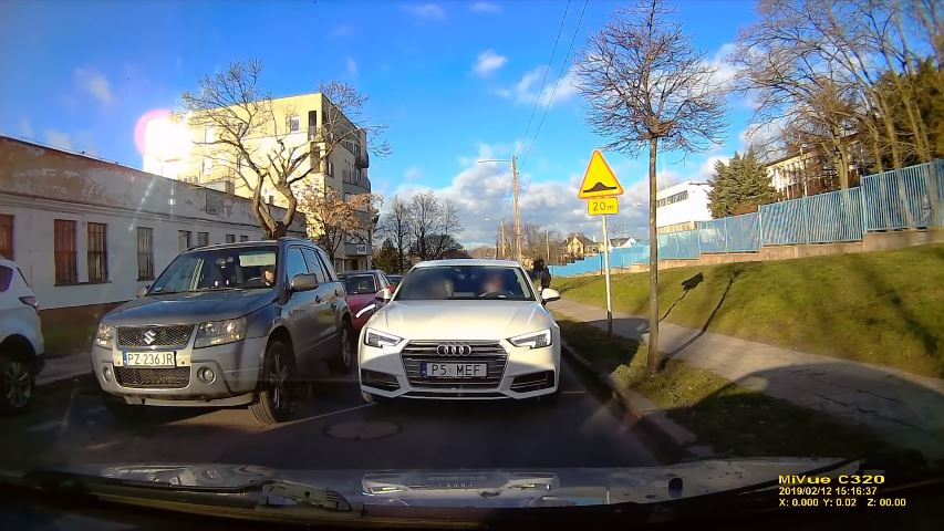 Audi-bestuurder doet de 'reverse of shame'