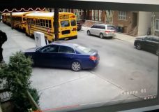 Bestuurder rijdt over stoep langs school