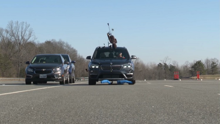 BMW X1 faalt hard in voetgangersdetectie