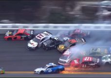 Massacrash elimineert driekwart van het veld tijdens opening NASCAR-seizoen