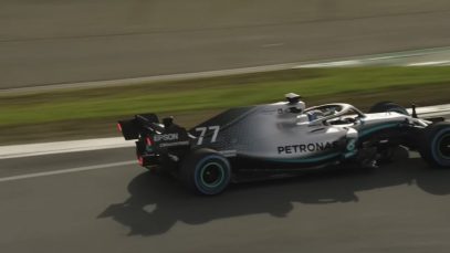 Mercedes-AMG F1 W10 in actie op Silverstone