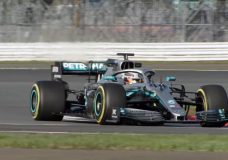Mercedes-AMG F1 W10 in actie op Silverstone
