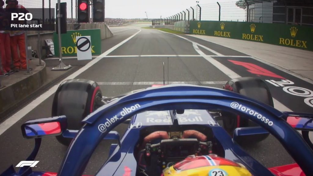 Albon's opmars vanuit de pits naar P10