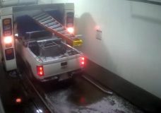 Man rijdt Pickup Truck met ladder door wasstraat