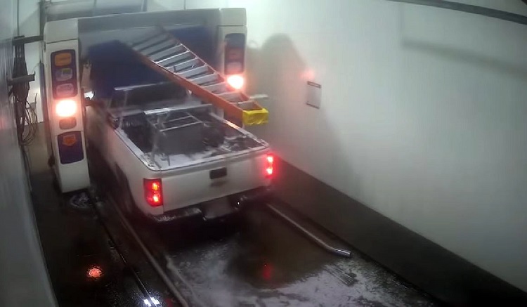 Man rijdt Pickup Truck met ladder door wasstraat