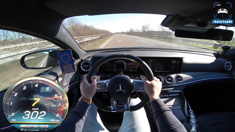 Mercedes-AMG GT 4-door 63 S knalt naar 302 kmh