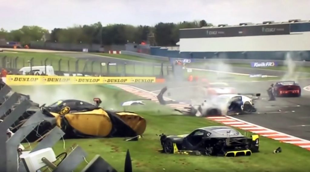 Ginetta GT4-coureur overleeft afschuwelijke crash