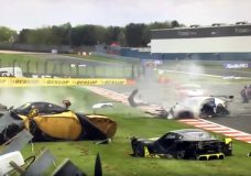 Ginetta GT4-coureur overleeft afschuwelijke crash