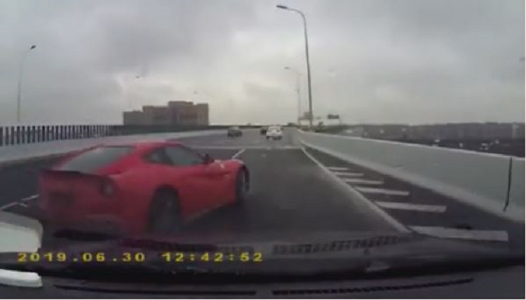 Ferrari F12 crasht op Chinese snelweg