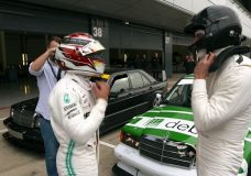 Lewis Hamilton en Toto Wolff spelen met Mercedes 190 Evo 2's