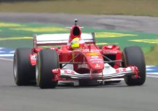 Mick Schumacher in de Ferrari F2004 van zijn pa