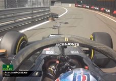 Romain Grosjean spint in de pitsstraat van Silverstone