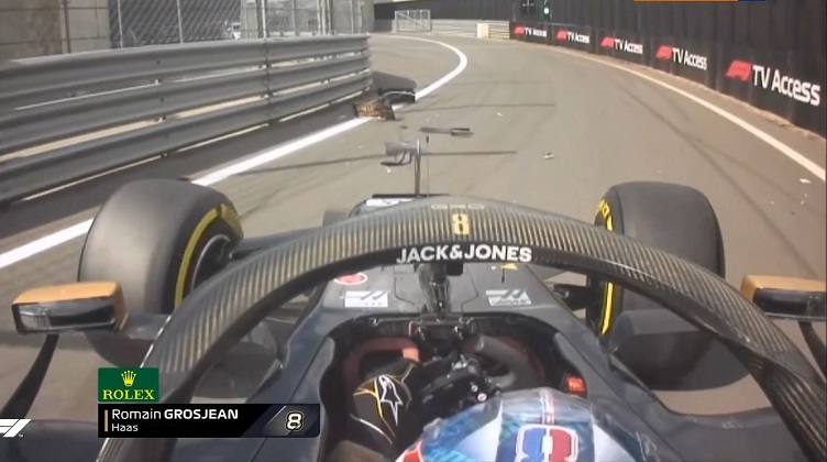 Romain Grosjean spint in de pitsstraat van Silverstone