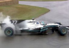 Valtteri Bottas stookt achterbanden op met de Mercedes F1 WO8