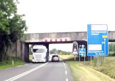 Vrachtwagen knalt tegen viaduct N242