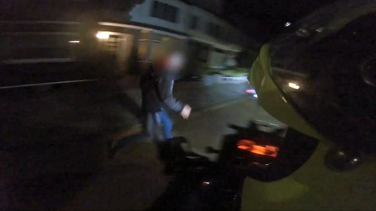 Motorrijder helpt politie bij aanhouding van inbreker