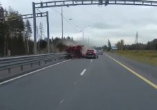 Kiepwagen breekt door middenberm in Rusland